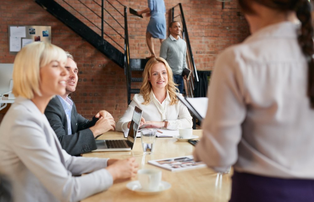 HR team discusses personnel data HR-team bespreekt personeelscijfers tijdens een vergadering