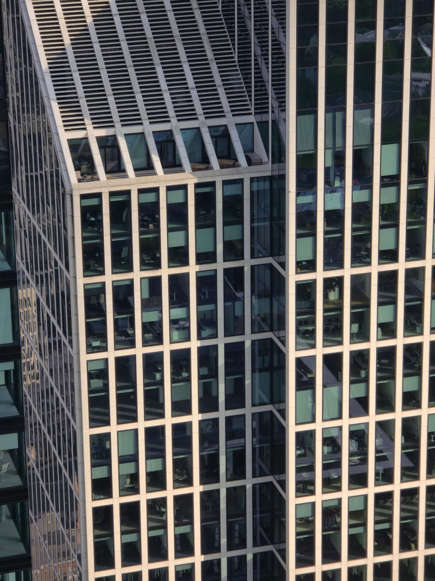 Close-up van de glazen gevel van een modern kantoorgebouw