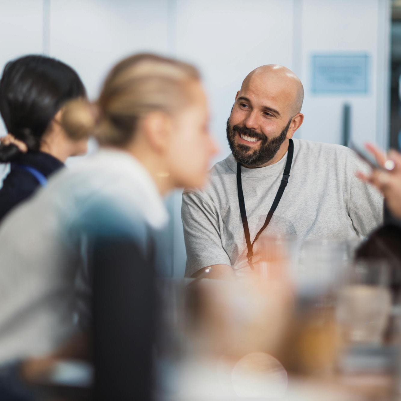 Lachende medewerker in gesprek met collega's op kantoor